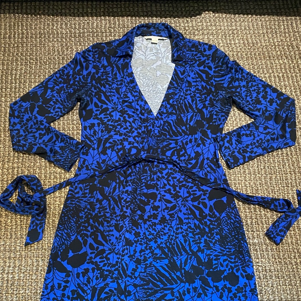 Blue/Black Diane Von Furstenberg Jeanne Wrap-Dress with Collar, size 8.